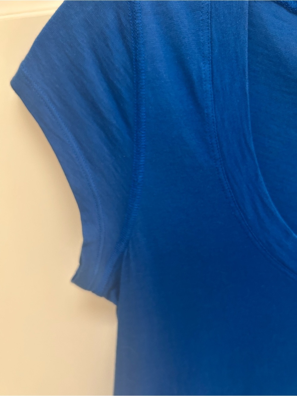 Theory Blue deep-Scoop Neck Tee with flattering cut Short Sleeves - Picture 5 of 6